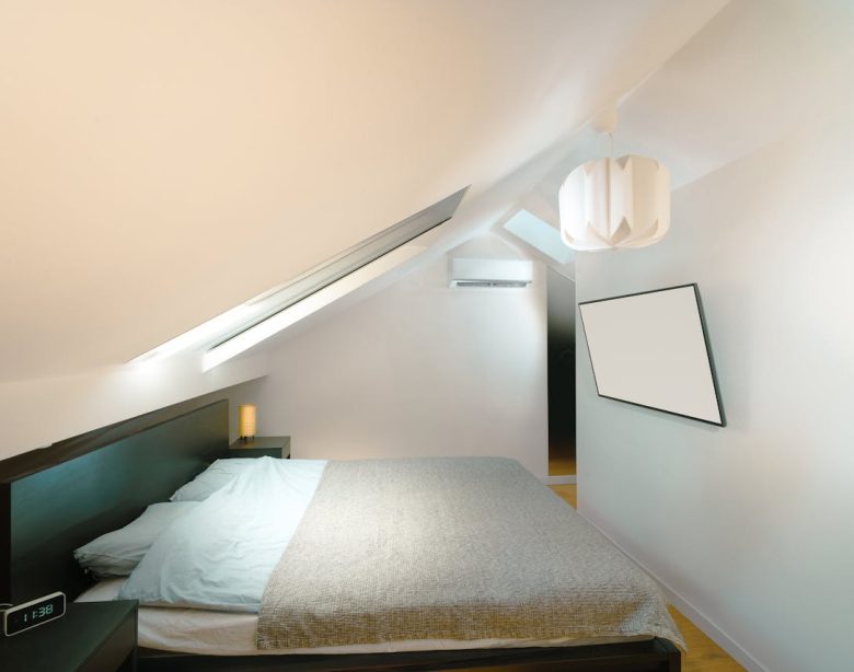 Astuces ingénieuses pour optimiser l'espace dans une petite chambre sous pente