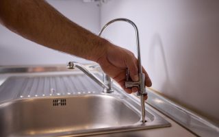changer un robinet de cuisine facilement et en toute sécurité